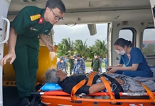 Trực thăng EC 225 đưa ngư dân từ đảo Song Tử Tây vào bờ chữa trị